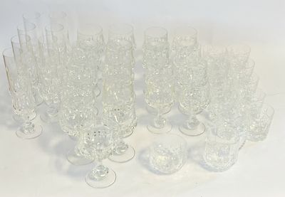 un grand nombre de verres à vin vides posés sur une table