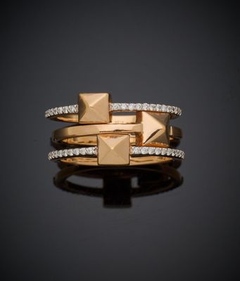 gros plan d'une bague en or avec des diamants sur une surface noire