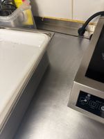 Grande table de travail inox à deux étagères basses, traces … (photo 4)