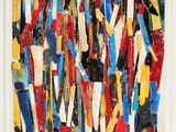 une peinture abstraite composée de bandes de peinture multicolores, dans un cadre blanc