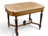 une vieille table en bois avec un plateau en marbre sur fond blanc