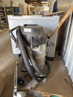 un aspirateur posé au milieu d'une pièce