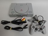 une console de jeu vidéo et un contrôleur de jeu sur une table
