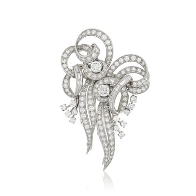 une broche en forme d'arc sertie de diamants, signée Van Cleef