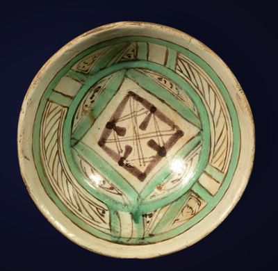 un bol vert et blanc orné d'un motif