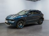 Le SUV bleu est garé dans une grande pièce aux murs blancs.