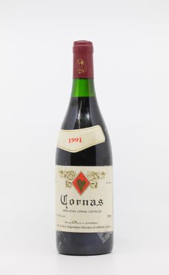 gros plan d'une bouteille de vin sur une surface blanche