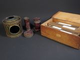 une boîte en bois contenant un stylo et une paire de ciseaux