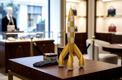 une maquette de fusée posée sur une table dans un magasin