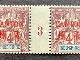deux timbres rouges et blancs sur un fond noir