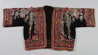 une veste noire et rouge brodée, avec des perles sur les épaules