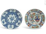 paire d'assiettes chinoises bleues et blanches ornées de motifs floraux
