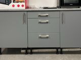 un micro-ondes posé sur un meuble de cuisine