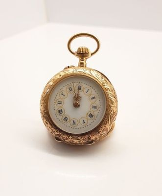 une montre de poche en or avec un cadran blanc sur une surface blanche