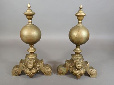 Paire de devants de chenets dit "aux marmousets", en laiton …