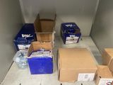 de nombreux cartons posés sur le sol les uns à côté des autres