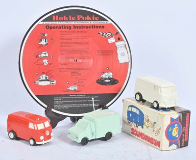 trois voitures jouets qui sont assises l'une à côté de l'autre