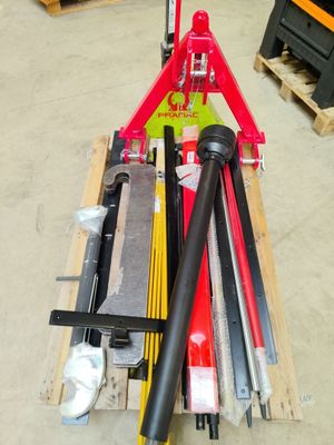 de nombreux outils qui sont posés sur une palette dans un entrepôt