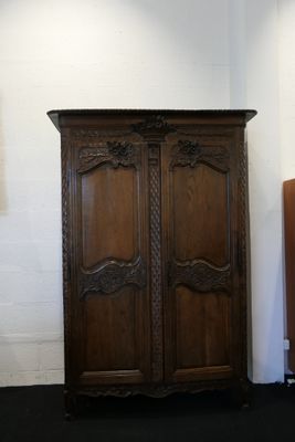 un grand meuble en bois dans le coin d'une pièce
