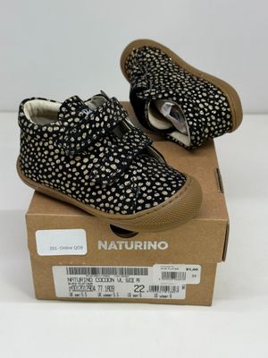 chaussures à pois noirs et blancs pour petit garçon, dans une boîte