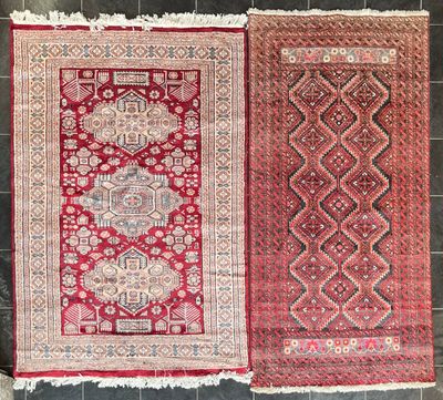deux tapis rouges et blancs posés sur un sol carrelé