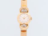 une photo d'une montre-bracelet pour femme dont la lunette est sertie de diamants
