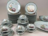 beaucoup d'assiettes, de tasses et de soucoupes sur la table