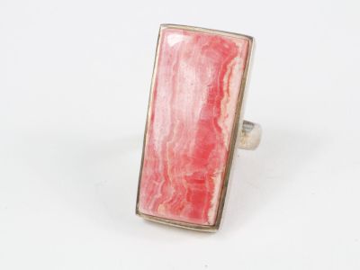 bague rose et argentée, ornée d'une pierre rectangulaire au centre