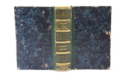 un livre posé sur une table