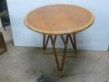 une petite table avec un plateau en bois dans une pièce