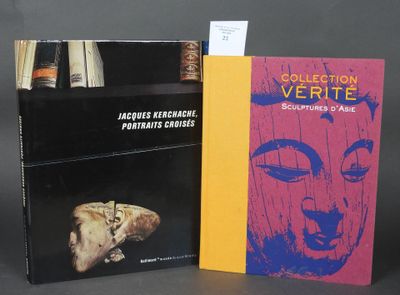 deux livres sont posés l'un à côté de l'autre sur une table