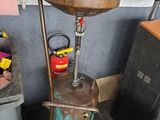 une casserole en métal posée sur un poêle à l'ancienne