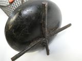 un objet noir posé sur une surface blanche