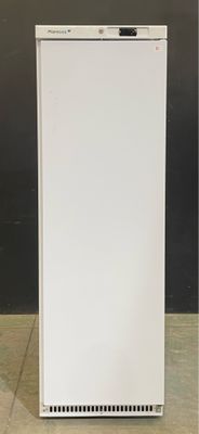 image d'un petit réfrigérateur blanc dans une pièce