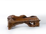un banc en bois posé sur une surface blanche