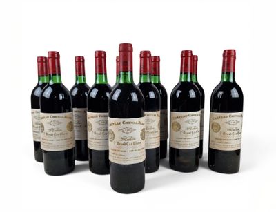 six bouteilles de vin sont alignées sur une surface blanche