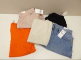 quatre paires de shorts pour femmes posées sur une table, avec leurs étiquettes de prix