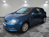 une voiture bleue garée dans un garage au sol en damier