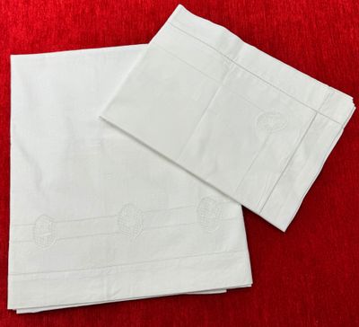 deux serviettes blanches sur une nappe rouge