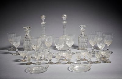 un grand nombre d'objets en verre posés sur une table