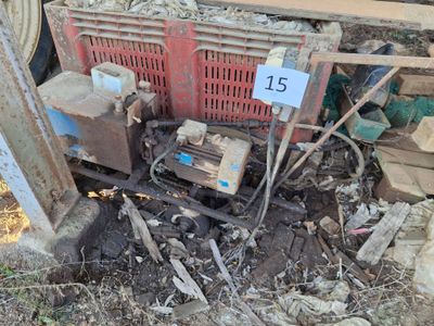 un tas de bois et une caisse portant le numéro 15