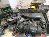 une pile d'outils posés sur le sol