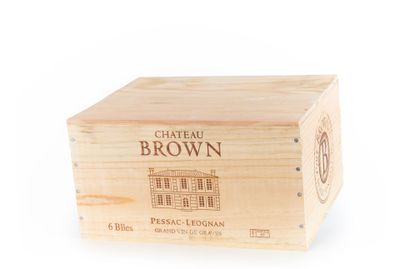 caisse à vin en bois avec une étiquette marron sur le devant