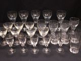 un grand nombre de verres à vin posés sur une table