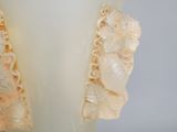 deux vases ornés de sculptures, posés sur une table