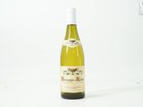 une bouteille de vin posée sur une table