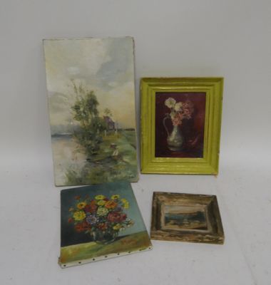 trois tableaux encadrés représentant des fleurs et un vase posé sur une table