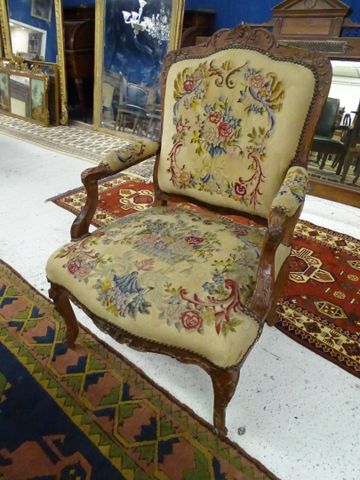 Fauteuil à la reine en noyer sculpté garni de tapisserie au point...
