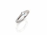 une bague de fiançailles ornée d'un seul diamant sur fond blanc