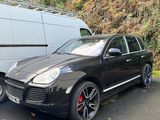 une photo d'une voiture noire garée à côté d'une camionnette blanche